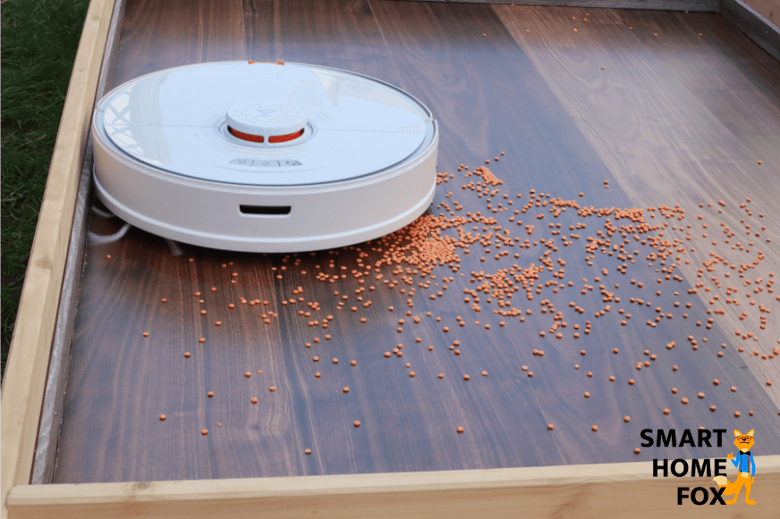 Roborock S7 пылесосит вдоль плинтусов.